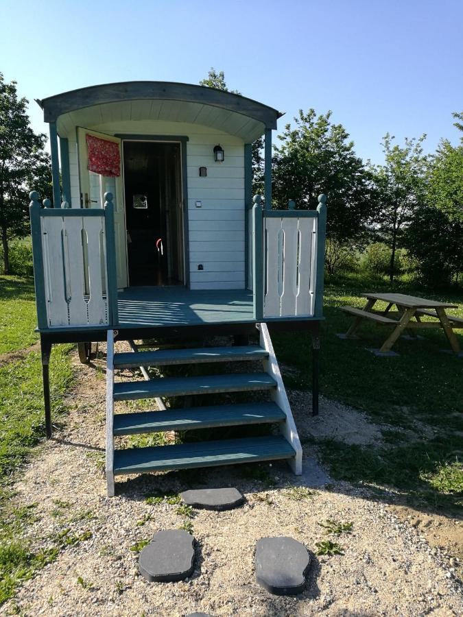 Farm stay Les Perouilles - La Roulotte Climatisee Avec Jacuzzi De Josepha *