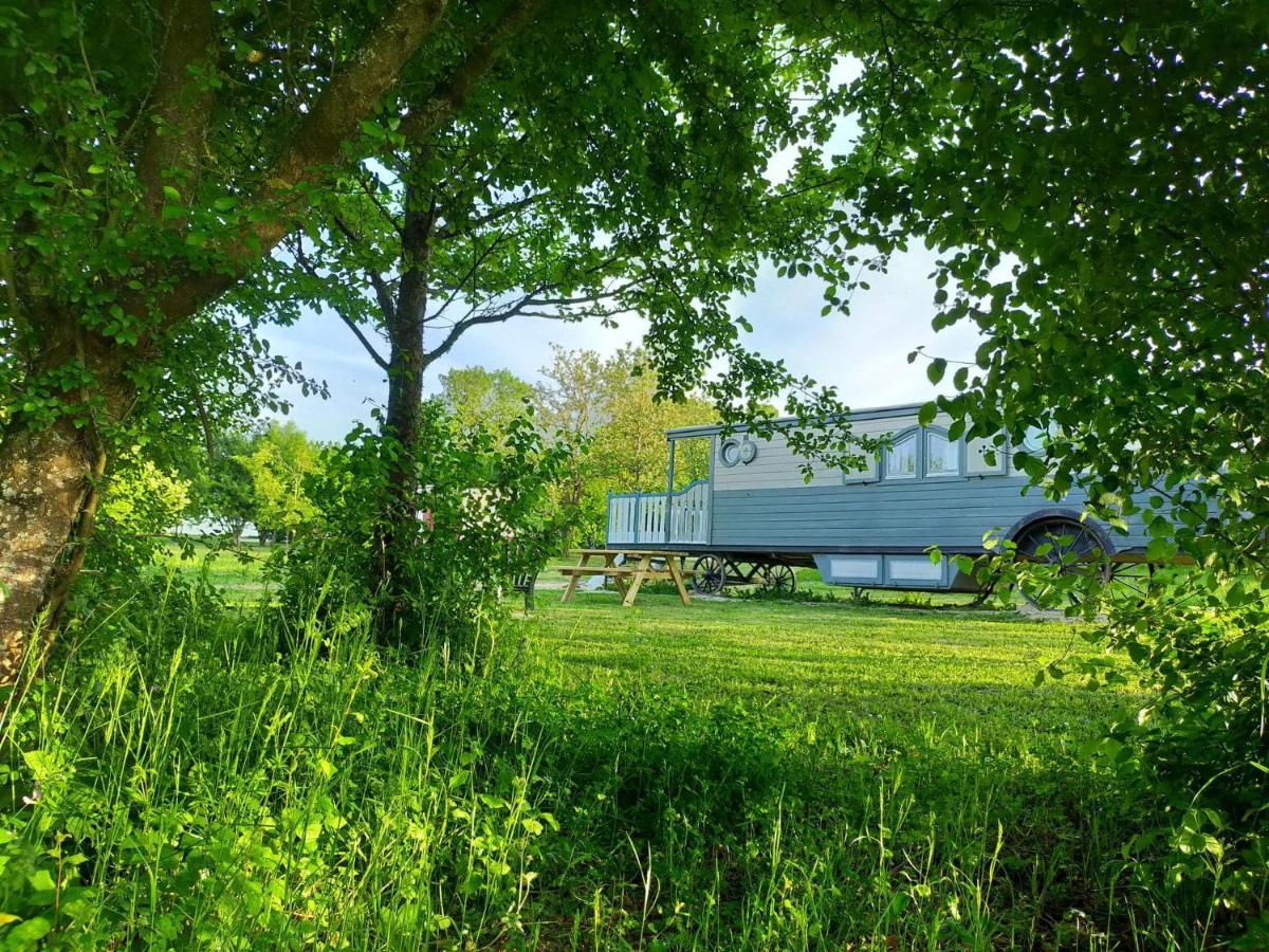 Farm stay Les Perouilles - La Roulotte Climatisee Avec Jacuzzi De Josepha Puymiclan