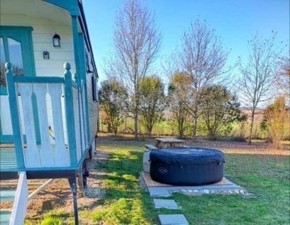 Farm stay Les Perouilles - La Roulotte Climatisee Avec Jacuzzi De Josepha Puymiclan