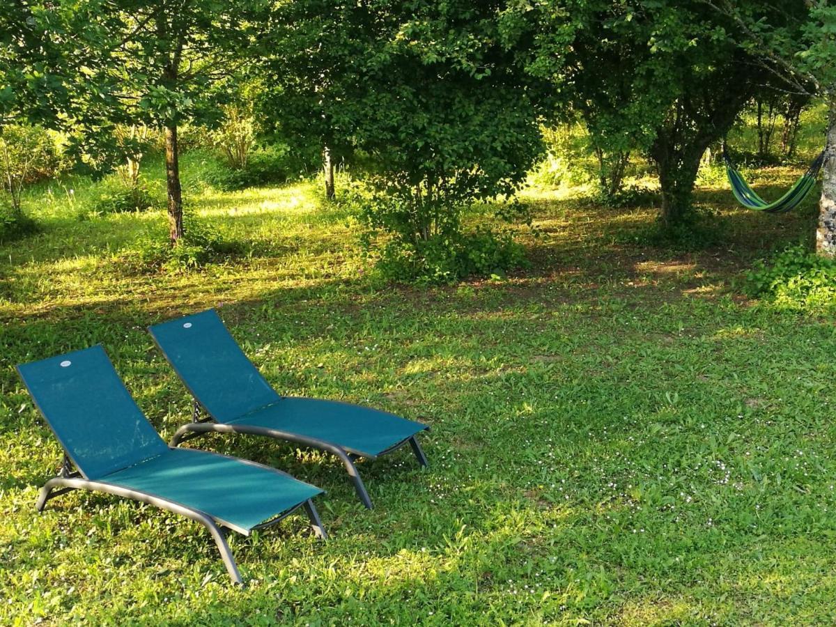 Les Perouilles - La Roulotte Climatisee Avec Jacuzzi De Josepha Farm stay Puymiclan