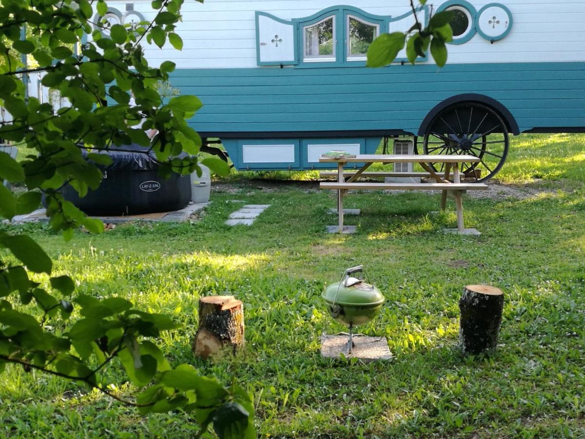 Farm stay Les Perouilles - La Roulotte Climatisee Avec Jacuzzi De Josepha Puymiclan